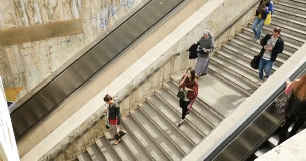 Personas que utilizan escaleras mecánicas y escaleras — Vídeo de stock