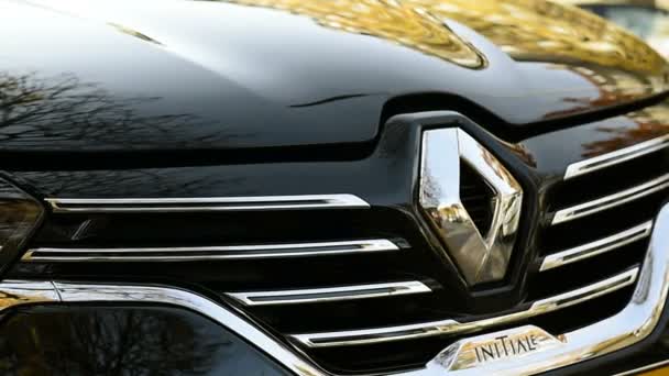 Parigi Francia Circa 2016 Logo Renault Initiale Una Berlina Lusso — Video Stock