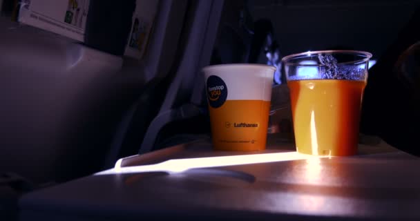 Morgenfrokost på Lufthansa fly – stockvideo