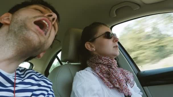 Mujer Conducir Coche Con Hombre Carretera Fondo Montaña — Vídeo de stock