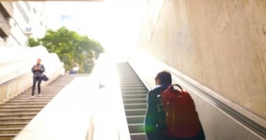 Adam yürüyen merdivenle yukarı çıkıyor.