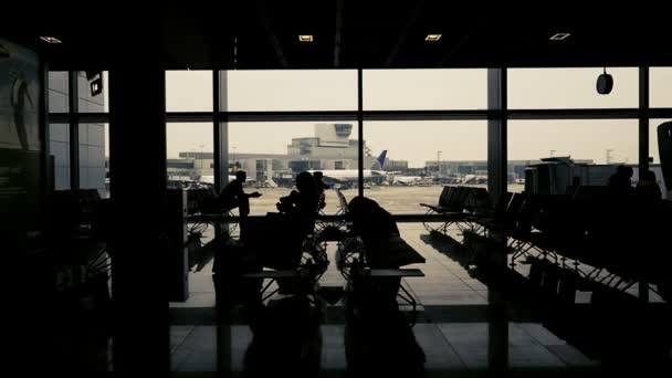 Pessoas esperando no aeroporto internacional de Frankfurt — Vídeo de Stock