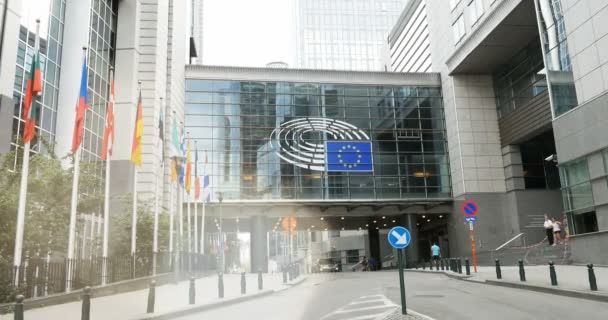 Μεγέθυνση Της Ευρώπης Σημαίες Μπροστά Από Κτήριο Του Ευρωπαϊκού Κοινοβουλίου — Αρχείο Βίντεο