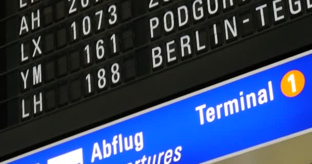 Fahrplan am internationalen Flughafen — Stockvideo