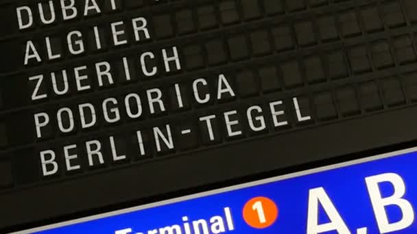 Horario en Aeropuerto Internacional — Vídeo de stock