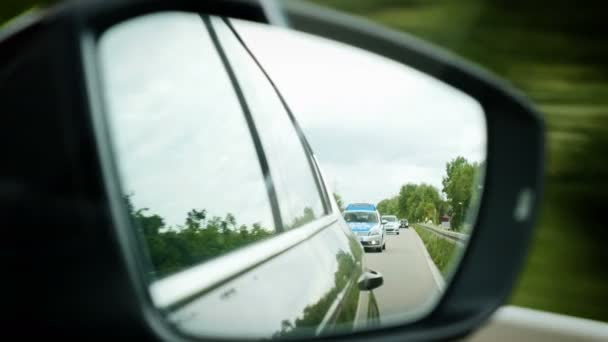 Крупним Планом Автомобільне Дзеркало Міській Дорозі Зеленими Деревами Фоні — стокове відео