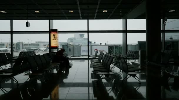 Pessoas esperando no aeroporto internacional de Frankfurt — Vídeo de Stock