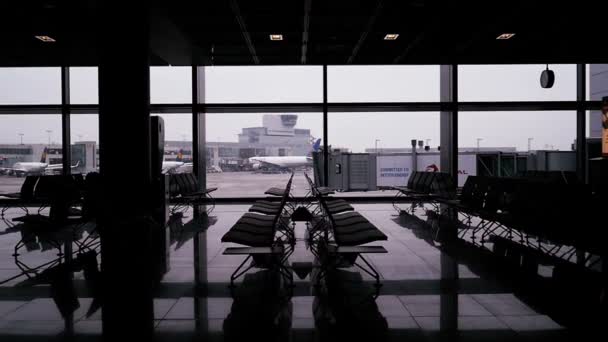 Mensen wachten in de luchthaven van Frankfurt — Stockvideo