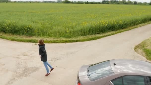 Deutschland 2016 Alleinstehende Frau Inmitten Einer Kreuzung Mit Kaputtem Auto — Stockvideo