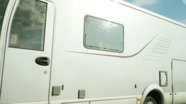 FRANCE - CIRCA 2016: Güzel Hymer Hymermobil B-Sınıfı PremiumLine karavan karavanı otoyolda hızla ilerliyor 