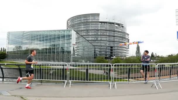 Concours de marathon devant le Parlement européen — Video