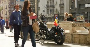 Bucharest, Romanya - 2017 yaklaşık: Bükreş, Romanya - vintage motosiklet helikopter Romanya bayrağı ses street ile hayran Bulevardul genel Gheorghe Magheru insanlar metro girişine yakın işlek cadde
