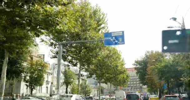 Schwerer Verkehr im täglichen Bukarest — Stockvideo