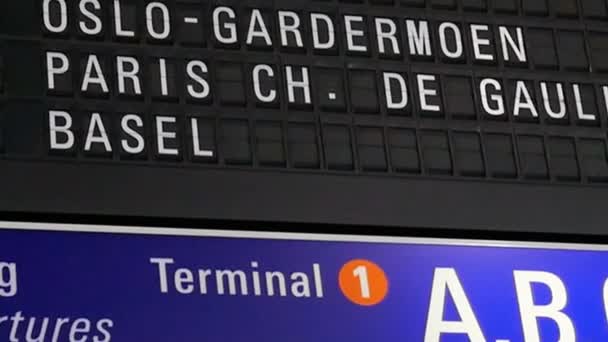 Horaires à l'aéroport international — Video