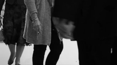 Bükreş 'teki şehir caddesinde yavaş hareket eden insanlar