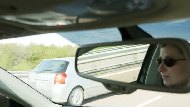 Mujer Conducir Coche Carretera Fondo Montaña — Vídeos de Stock