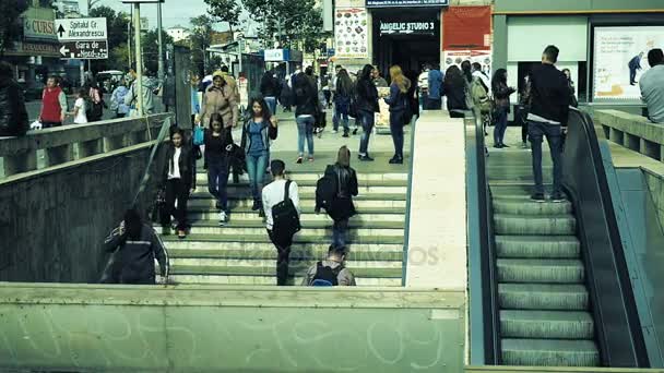 Lidé opuštění přeplněné stanice metra — Stock video