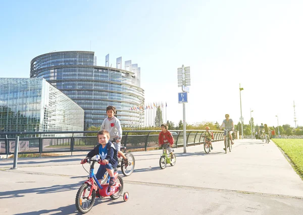 Дорослі, діти на велосипедах в Страсбурзі, Європейського парламенту — стокове фото