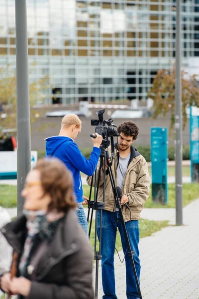 Periodistas transmitiendo en vivo desde el edificio del Parlamento Europeo — Foto de Stock