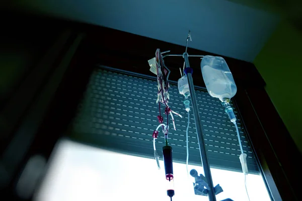 Пациент рассматривает переливание крови через мешок крови — стоковое фото