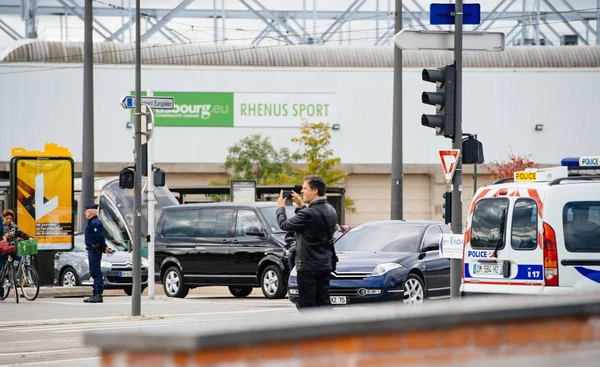 Man tar foto av officiella ordförande bil under parlamentet vis — Stockfoto