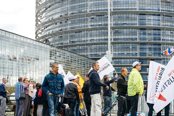 Тютюнових кіосках buralistes люди протестують Європейського парламенту Fr — стокове фото