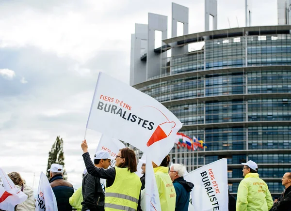 Тютюнових кіосках buralistes люди протестують Європейського парламенту Fr — стокове фото