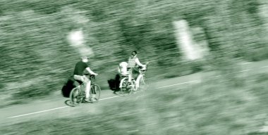 Genç aile ile çocuk Bisiklet park koltukta Bisiklet 