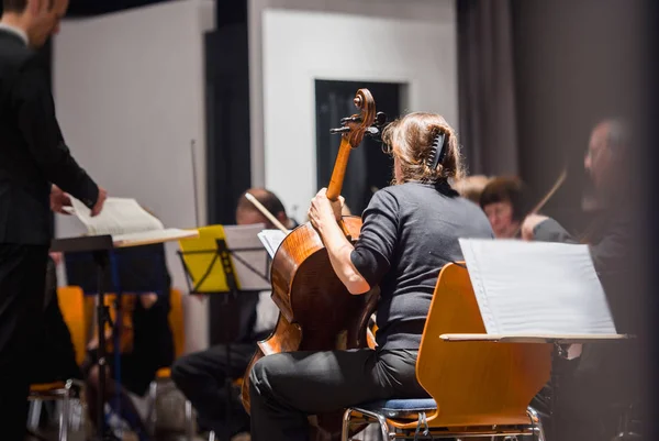 Onherkenbaar violoncelists voorbereiding van klassieke muziek orkest — Stockfoto