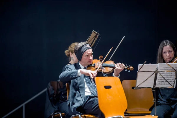 Violinista preparándose para tocar la orquesta —  Fotos de Stock