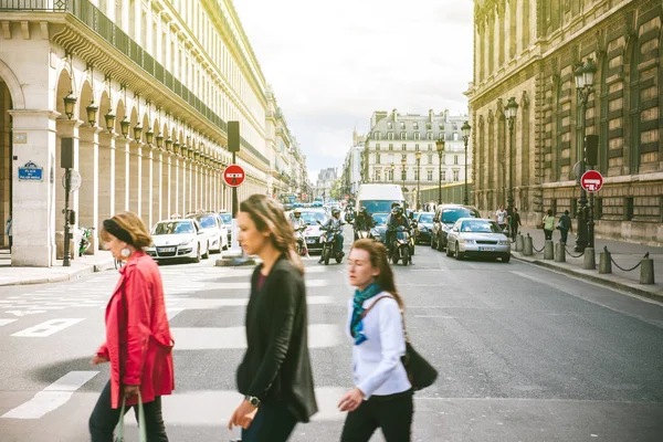 Rue de Rivoli, Place du Palais Royal en un soleado — Foto de Stock