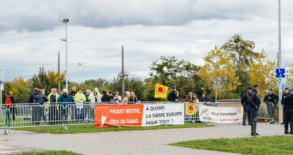 Látogasson el a rendőrök surveilling az tiltakozás során elnök — Stock Fotó