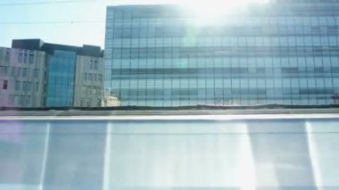 Bina tren penceresinden görünümü. tren ile seyahat eden konsept 