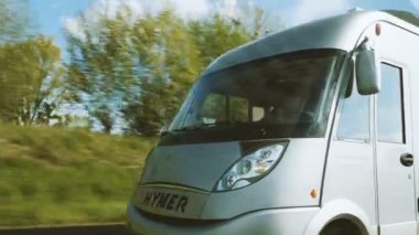 FRANCE - CIRCA 2016: Hızlı araba, yaşlı adamın güzel Hymer Hymermobil B-Sınıfı PremiumLine karavan karavan karavanı sürüşüyle karavanın üstesinden geldi
