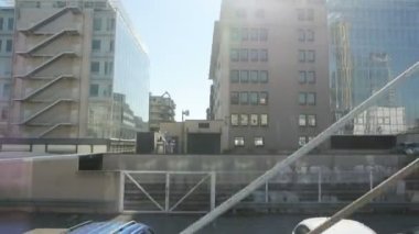 Bina tren penceresinden görünümü. tren ile seyahat eden konsept 