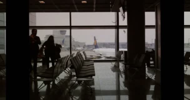 Mensen wachten in de luchthaven van Frankfurt — Stockvideo