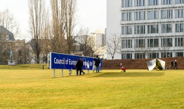 Temizlik ekibi Avrupa Konseyi tabela korumak için çalışıyor 