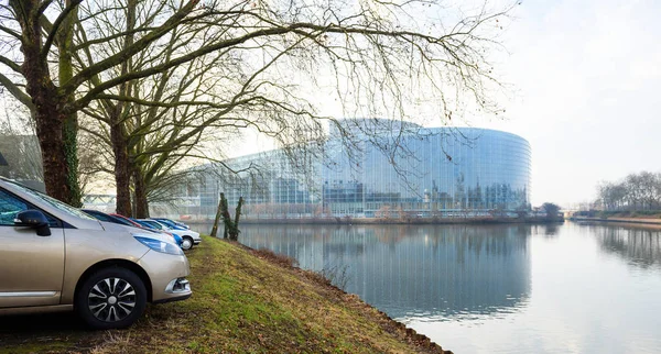 Unsecured parking in front of river with European PAr:in — стоковое фото