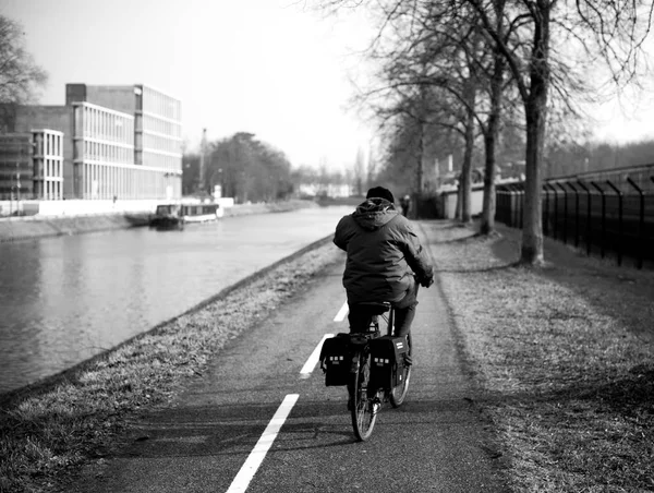 Rowerzysta na pasie jazdy w pobliżu kanału — Zdjęcie stockowe