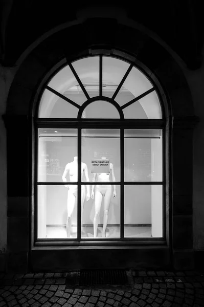 Okně prázdný módní obchod s dvěma panáky — Stock fotografie