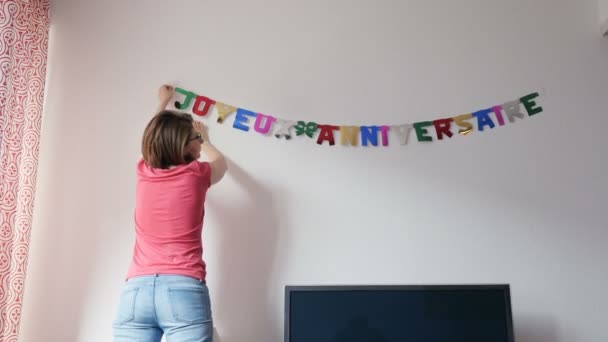 Vrouw voorbereiden verjaardag Feestdecoratie — Stockvideo