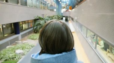 STRASBOURG, FRANCE - CIRCA 2017: Modern hastanede kadın yürüyen merdiven