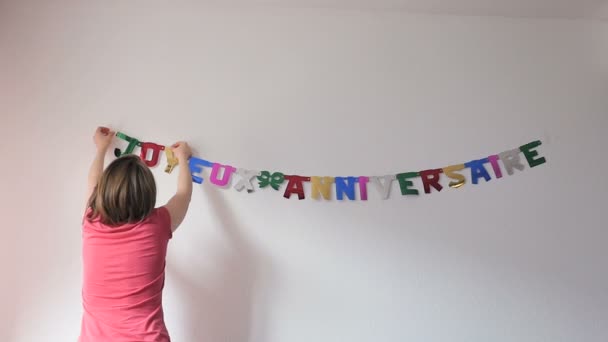 Γυναίκα προετοιμασία διακόσμηση πάρτυ γενεθλίων — Αρχείο Βίντεο
