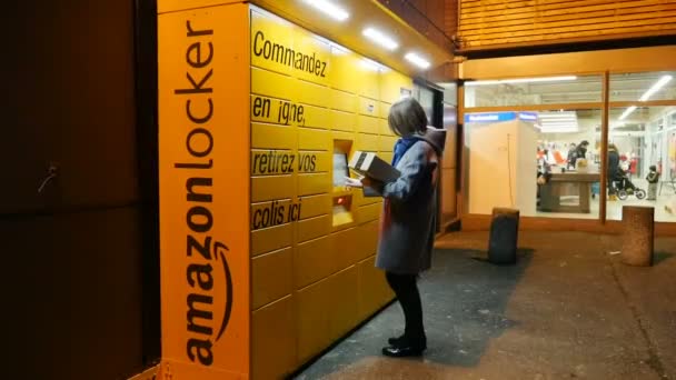 Женщина забирает посылку из шкафчика Амазонки — стоковое видео