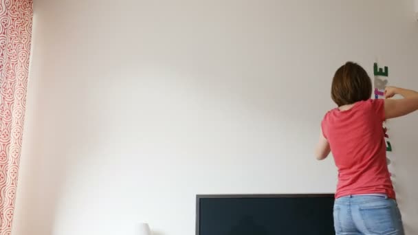 Mujer preparando decoración de fiesta de cumpleaños — Vídeo de stock