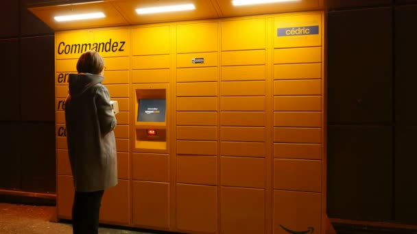 Nő küldemény átvételét Amazon locker vár — Stock videók
