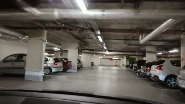 Poszukiwaniu wolnego miejsca na parkingu — Wideo stockowe