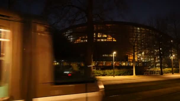 Vagão rápido em frente ao Parlamento Europeu — Vídeo de Stock