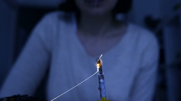 Žena foukání narozeninový svíčka — Stock video