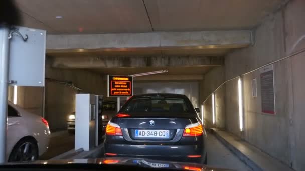 Entrée dans le parking souterrain — Video